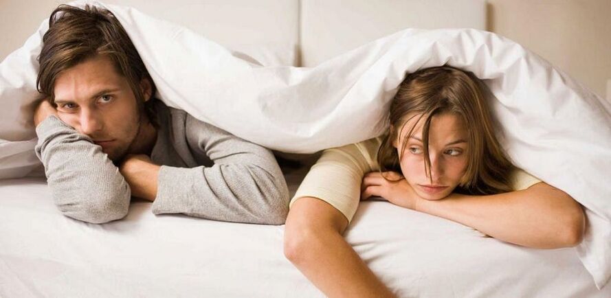 razburjena ženska in moški s slabo potenco