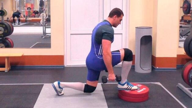Vaja Lunges z dumbbells, povečanje moške moči